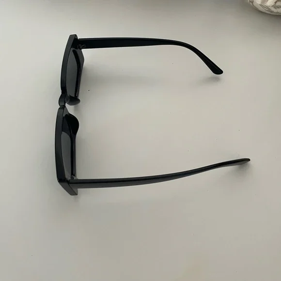 Princess Polly Cahill sunglasses in black - Picture 3 of 3